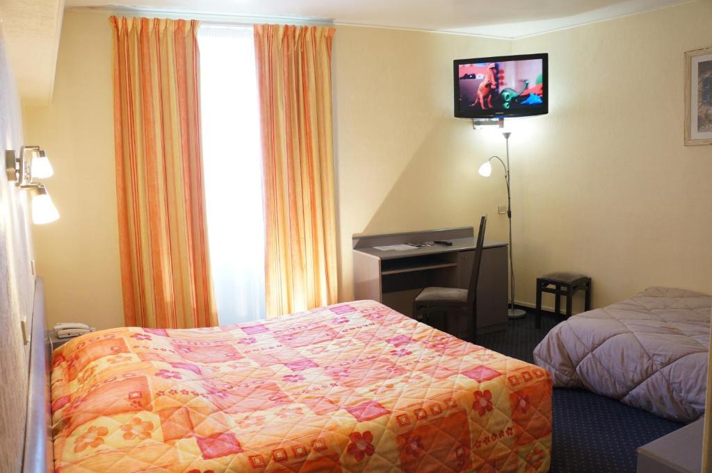 Hotel A La Grace De Dieu Brie-Comte-Robert Dış mekan fotoğraf