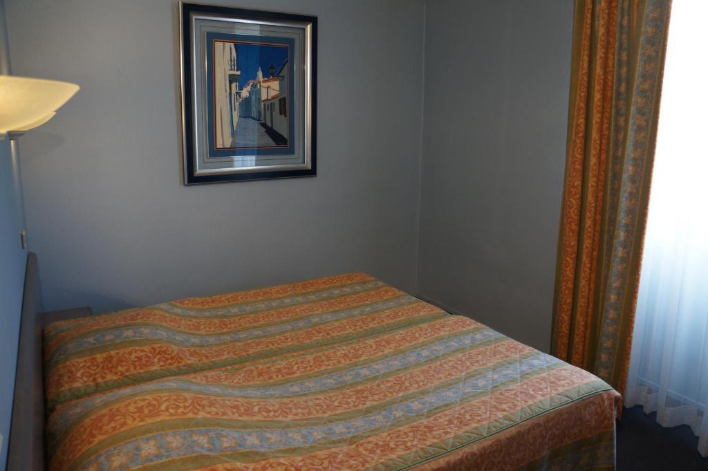 Hotel A La Grace De Dieu Brie-Comte-Robert Dış mekan fotoğraf
